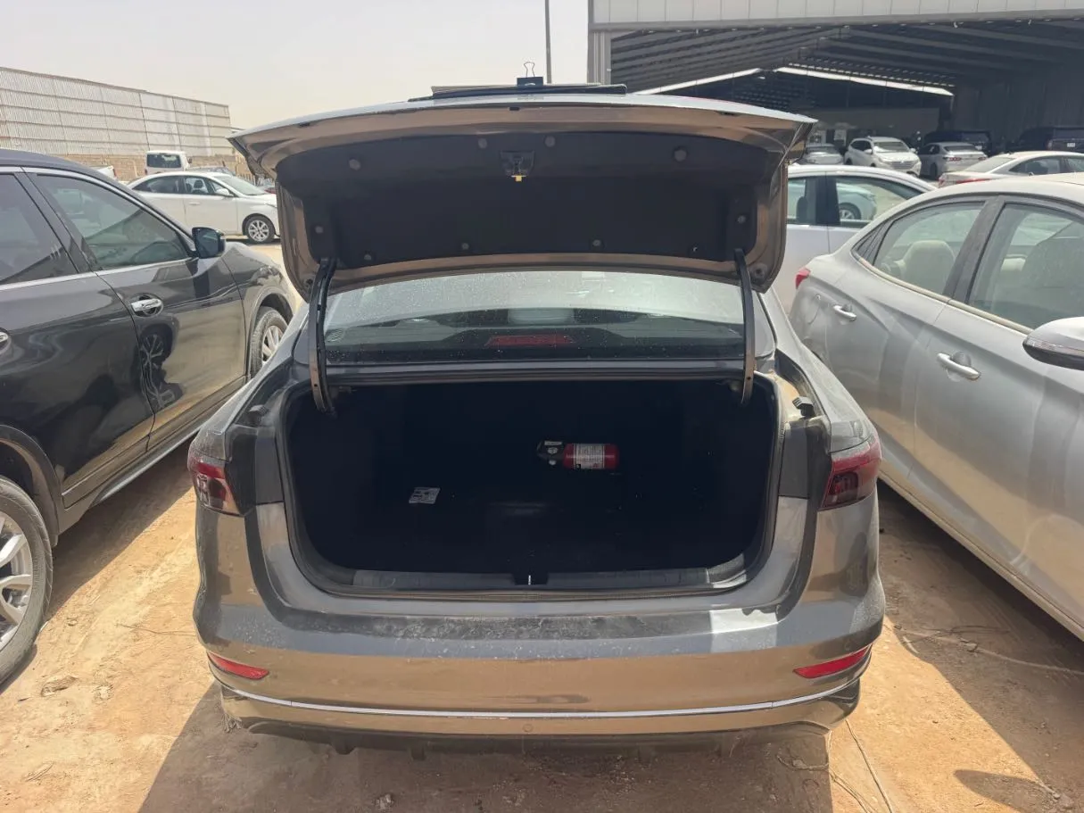 Car image 17
