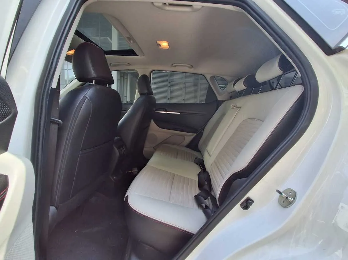 Car image 13