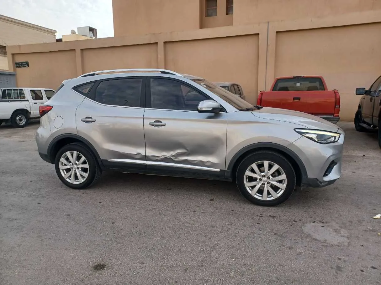 Car image 4
