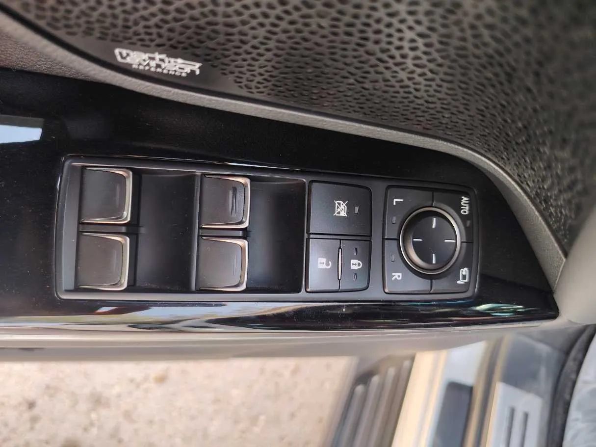Car image 30