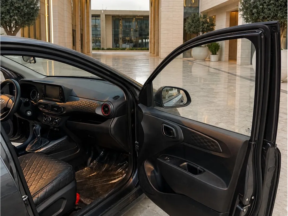 Car image 11