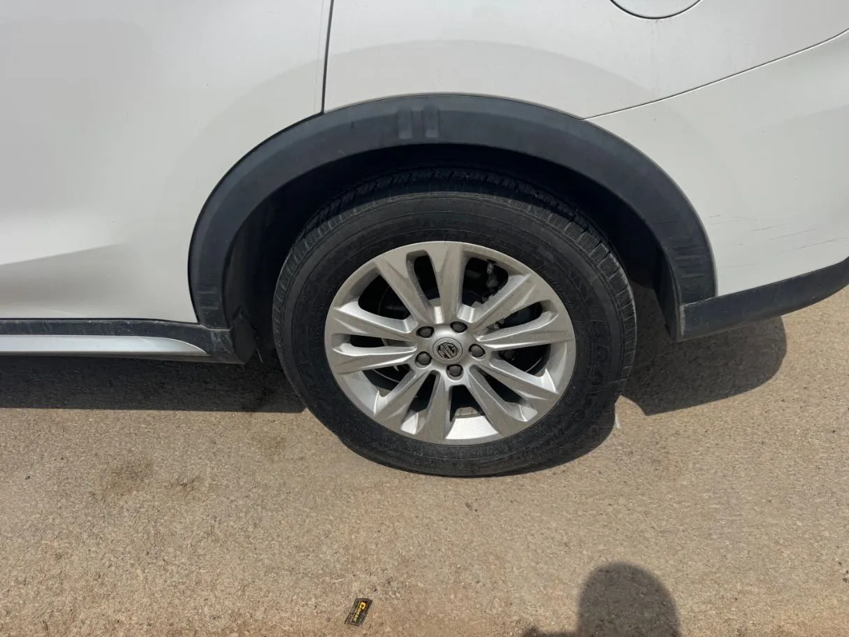 Car image 9