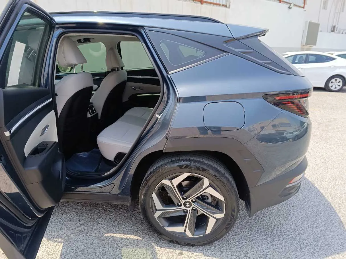 Car image 15