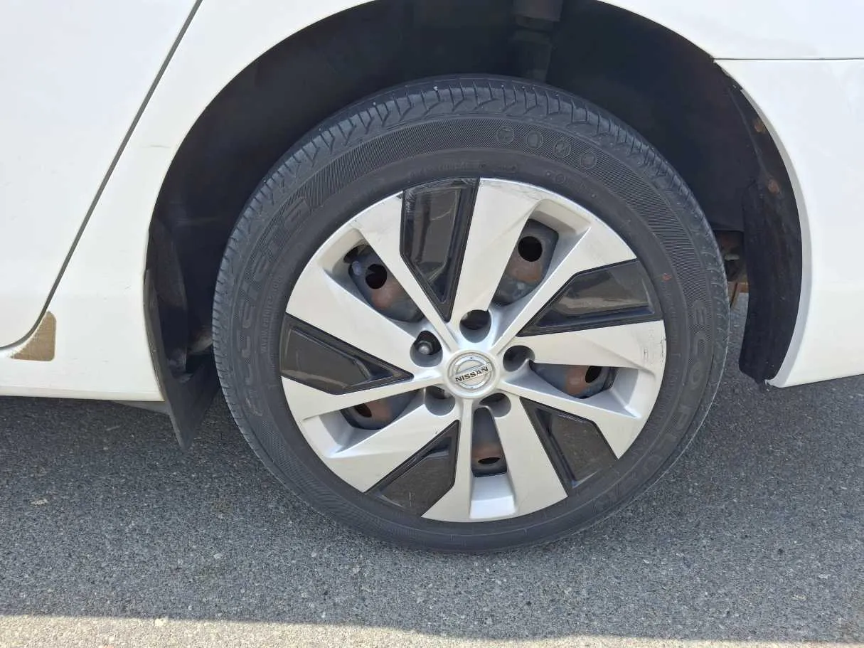 Car image 9