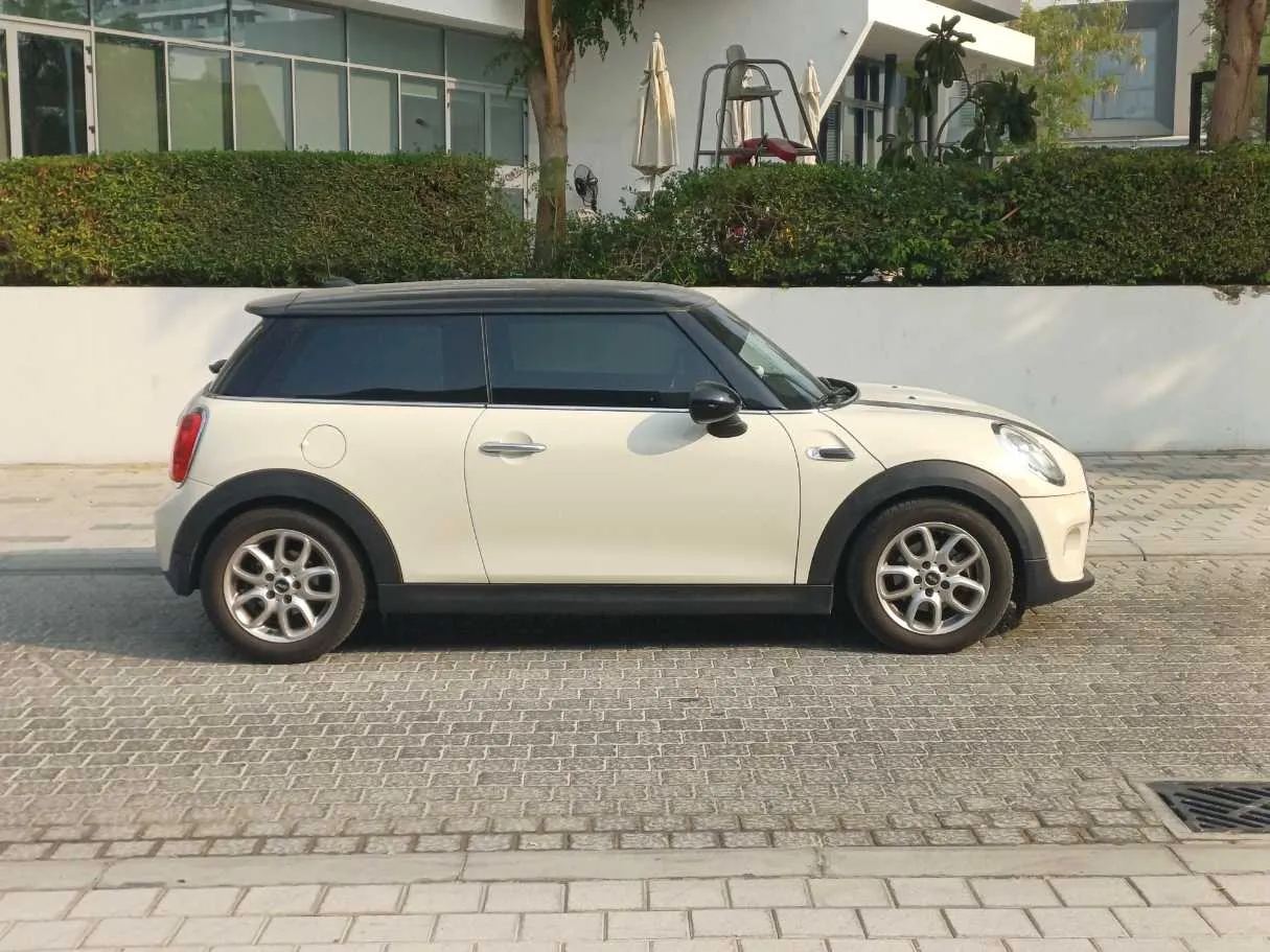 Car image 8