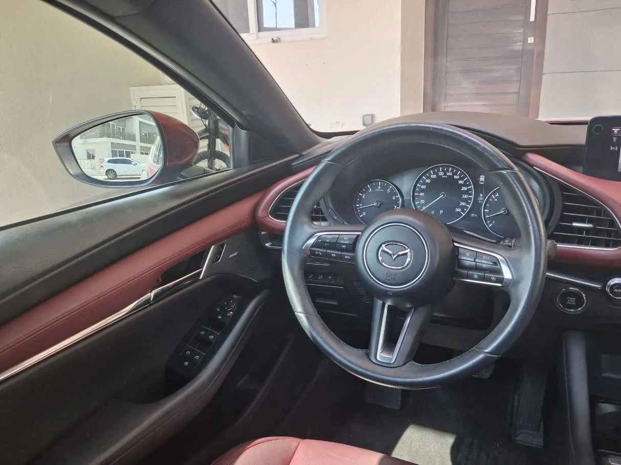 Car image 17