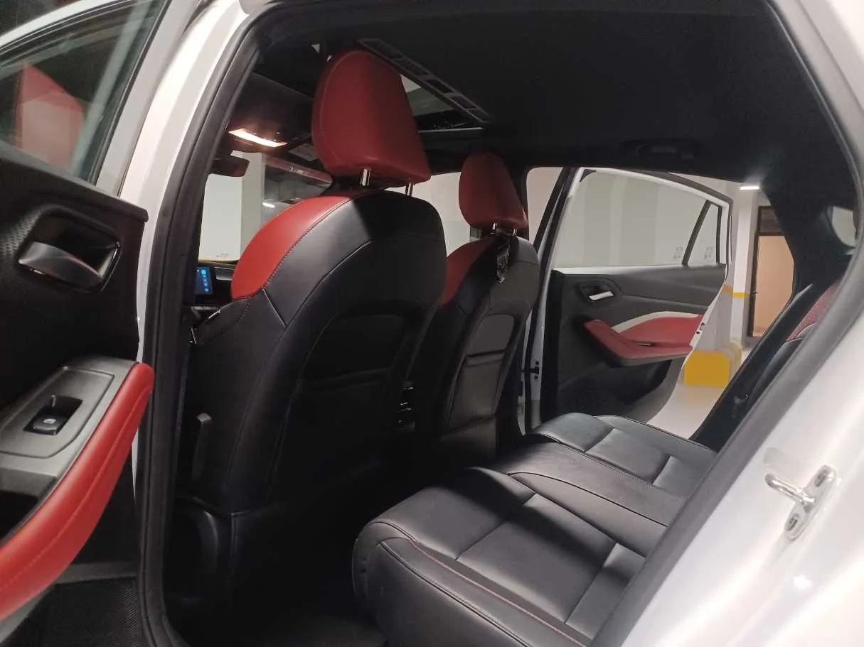Car image 14