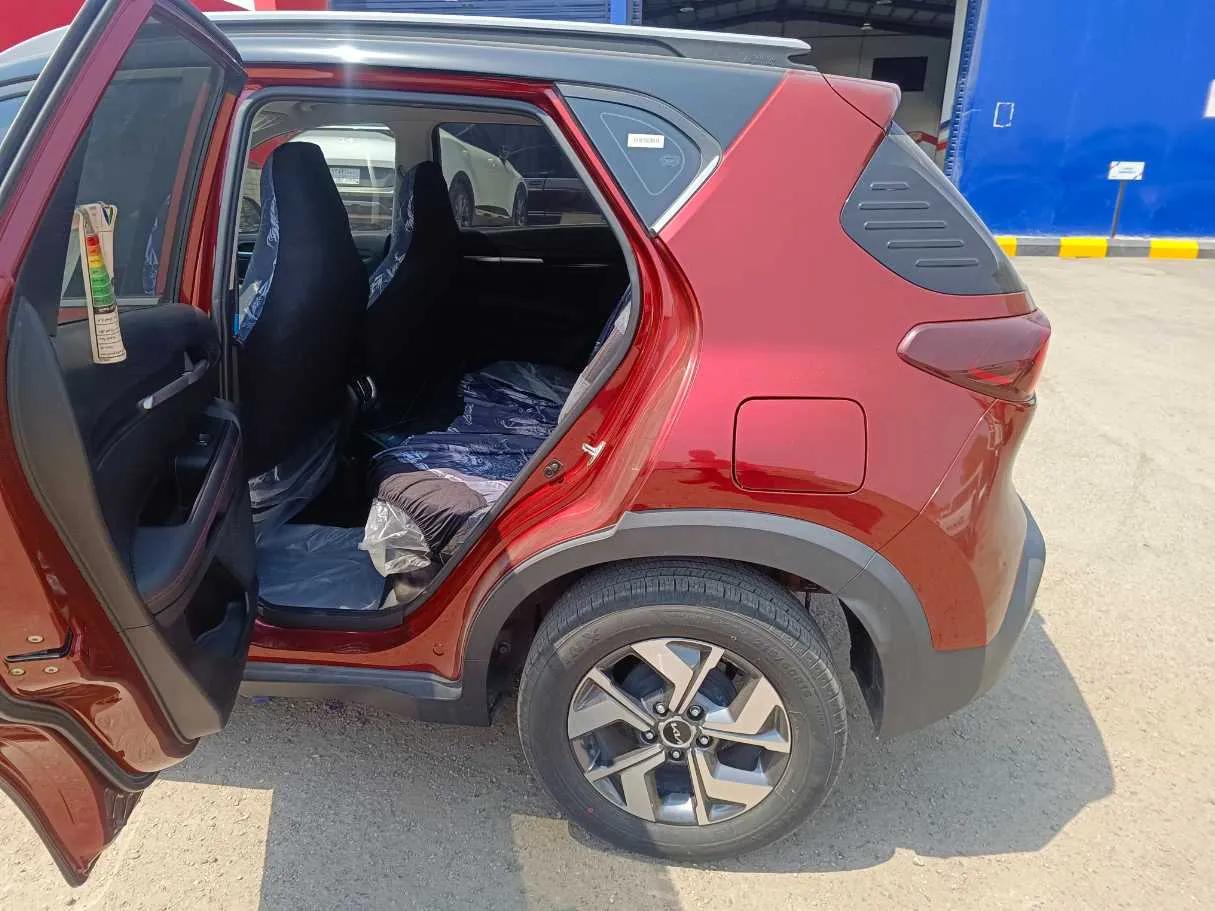 Car image 15
