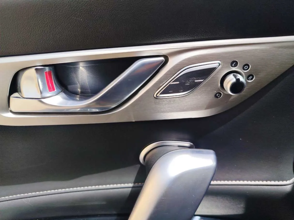 Car image 30