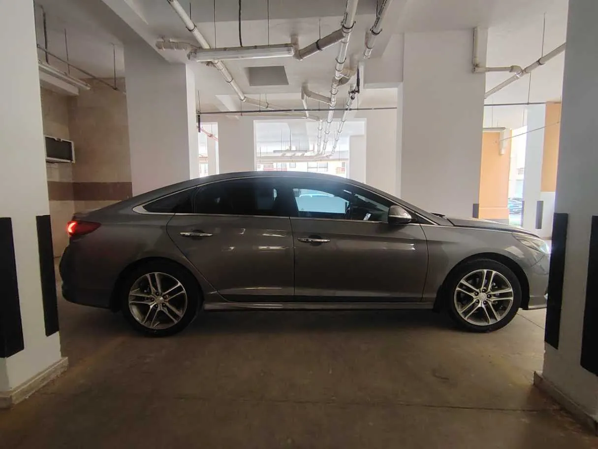 Car image 4