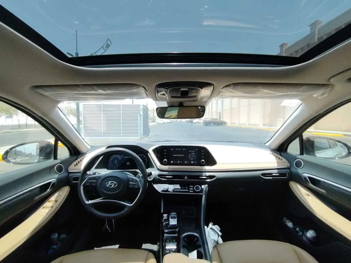 Car image 17