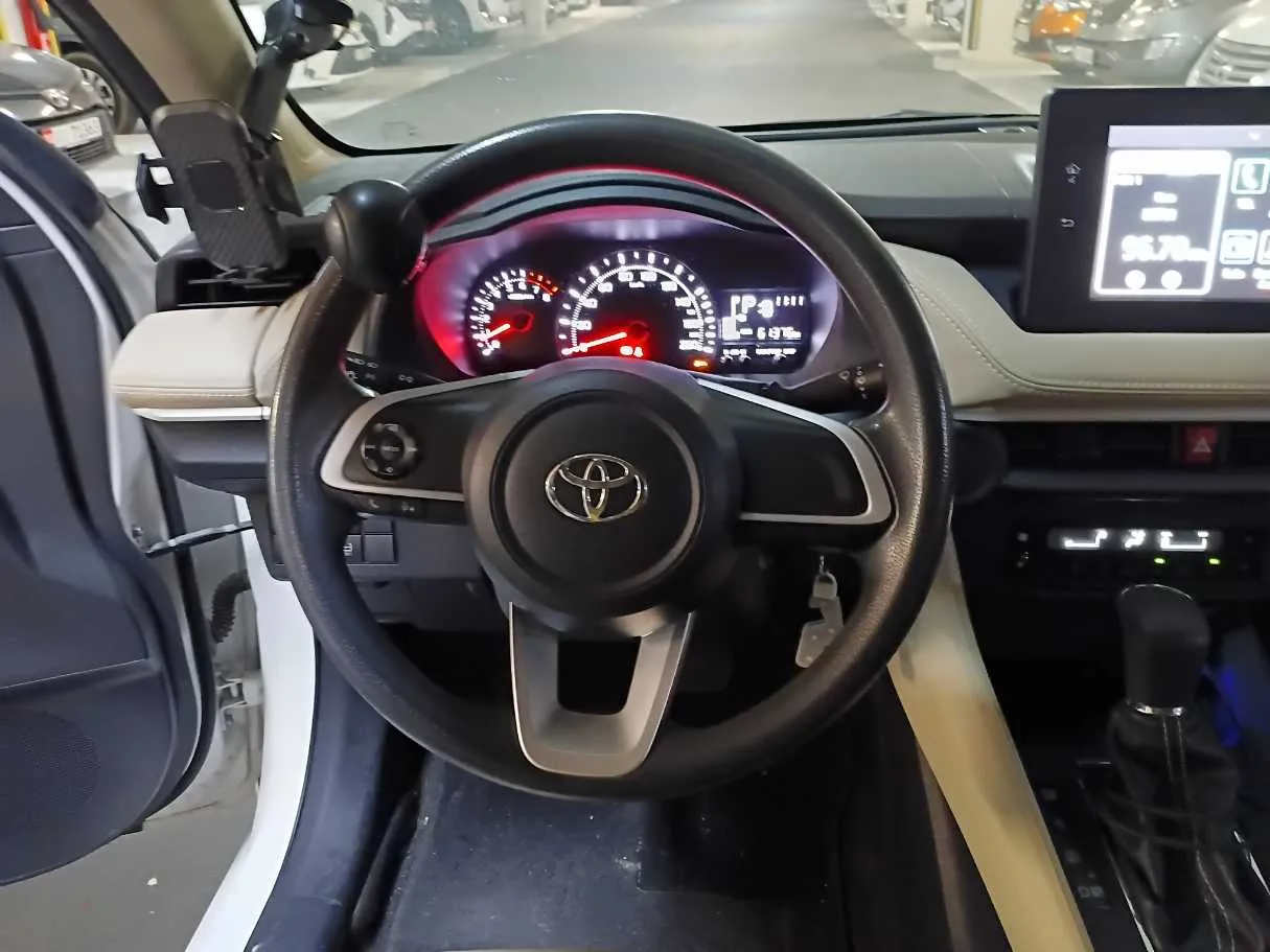 Car image 17