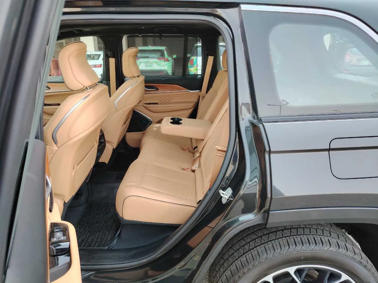 Car image 15
