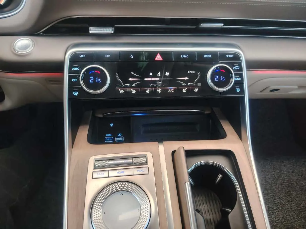 Car image 24