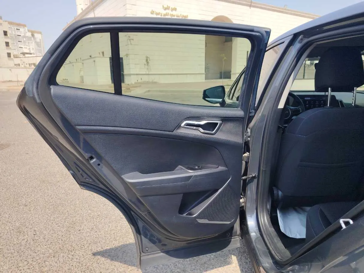 Car image 13