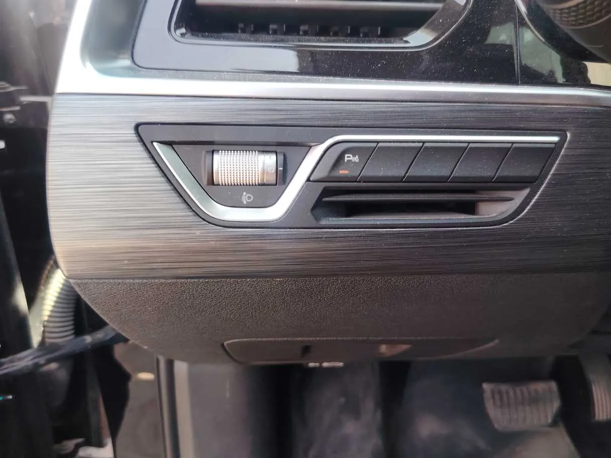 Car image 26