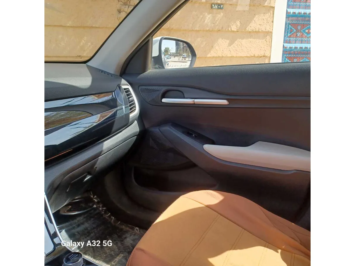 Car image 24