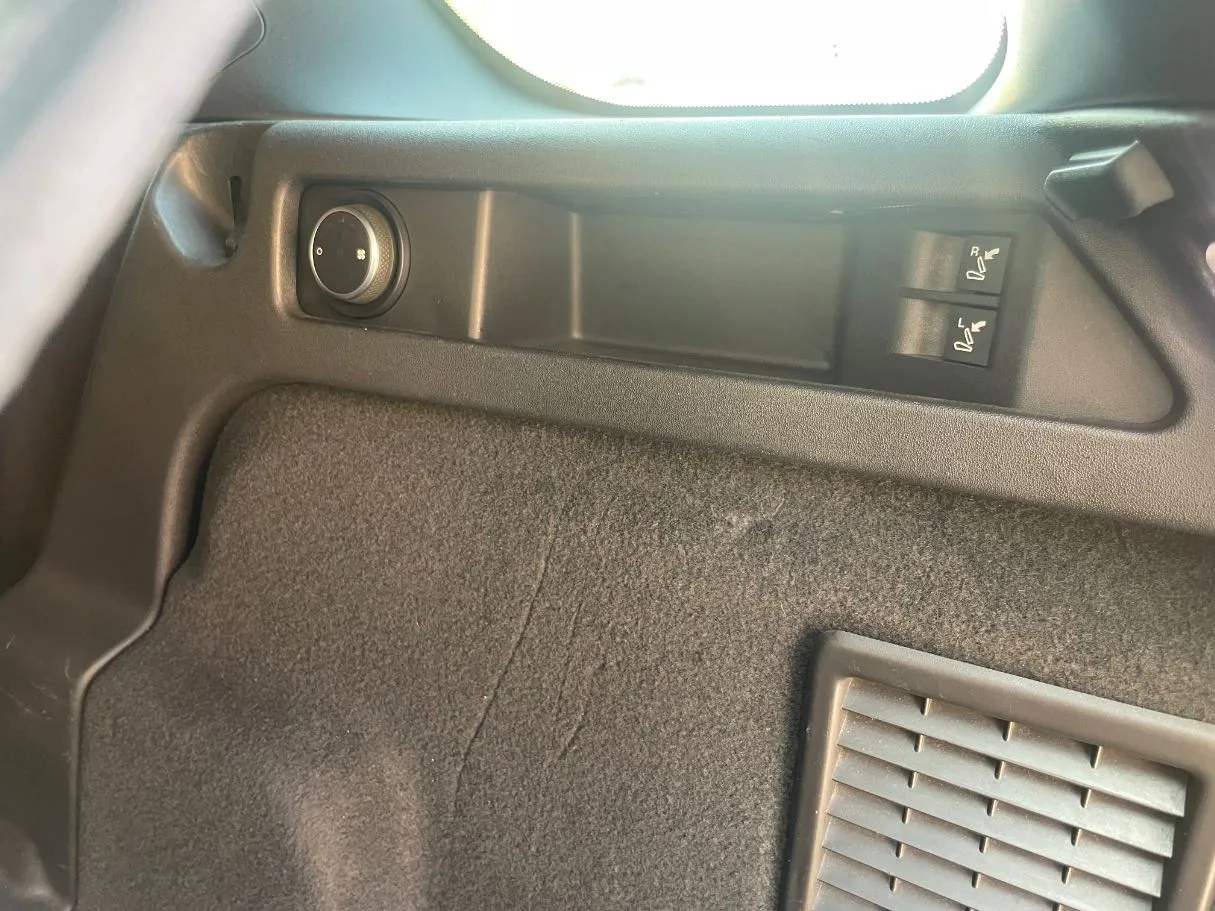 Car image 25