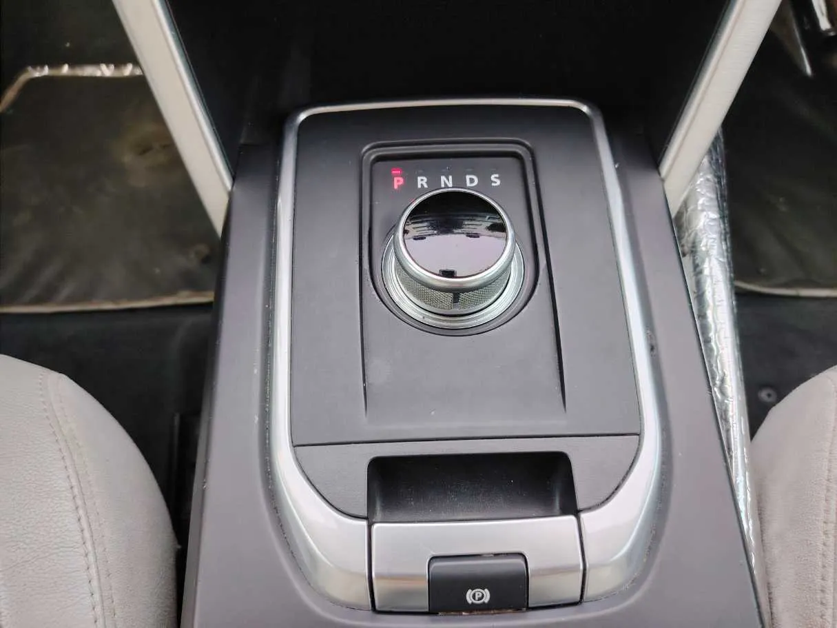 Car image 19