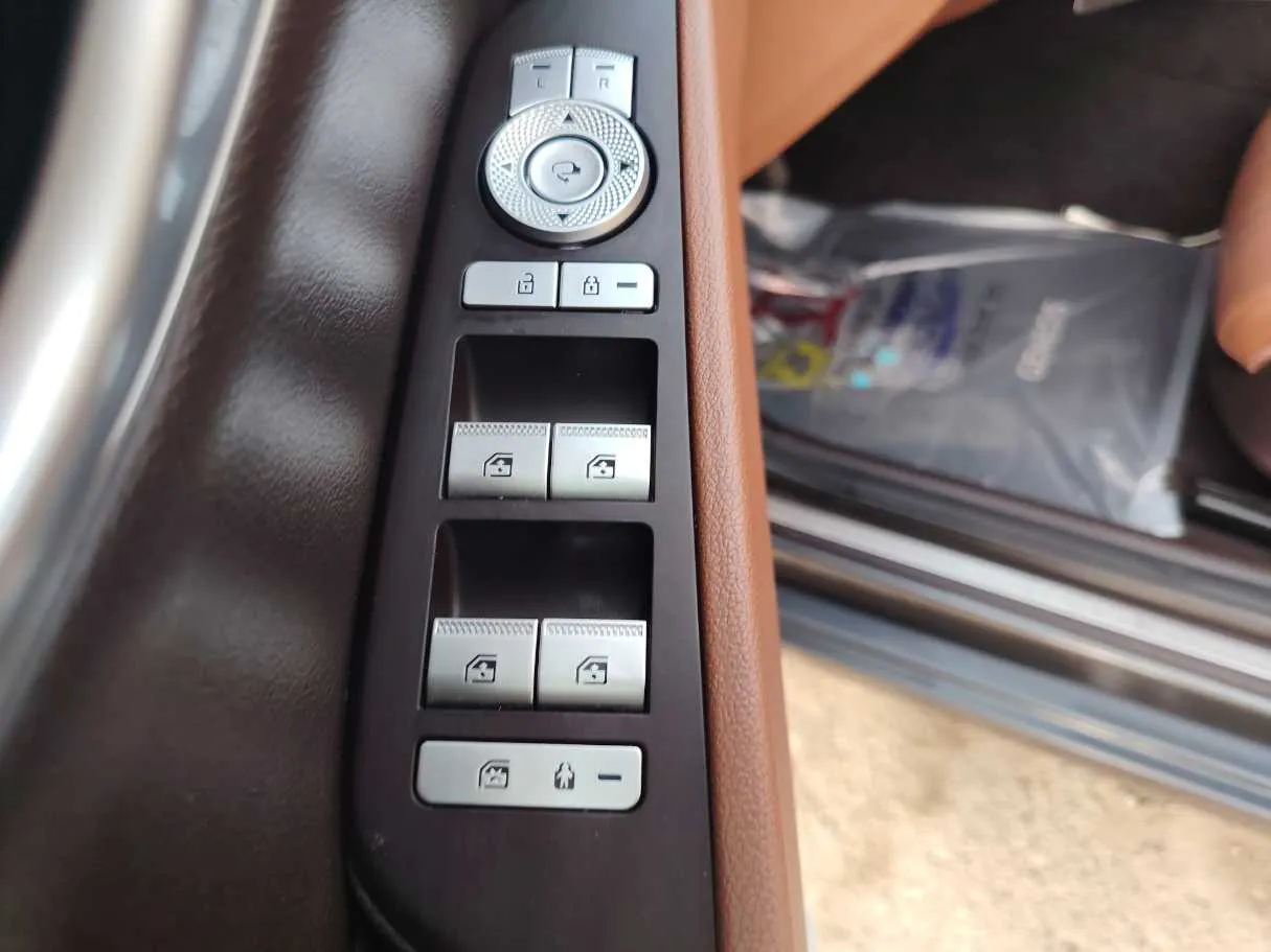 Car image 27