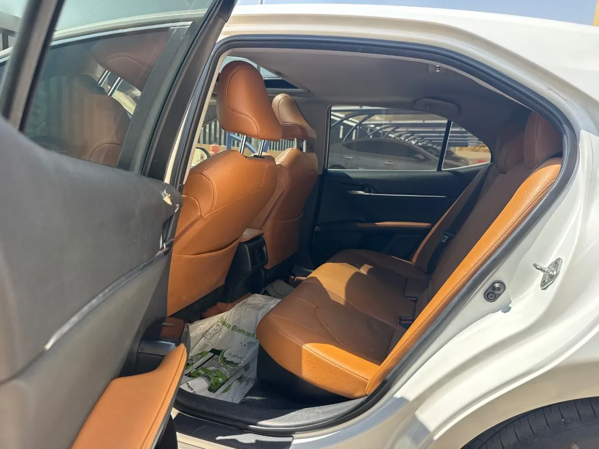 Car image 13