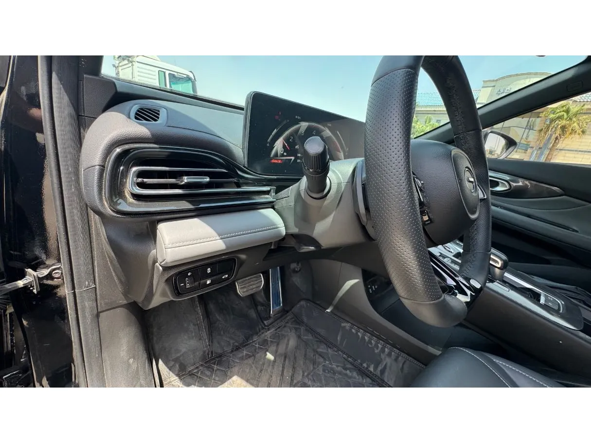 Car image 10
