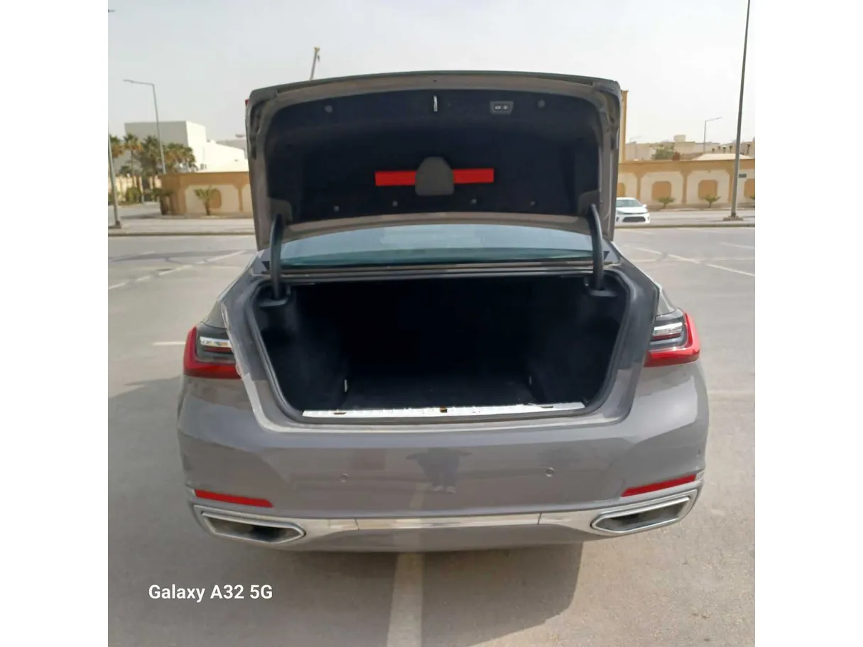 Car image 26