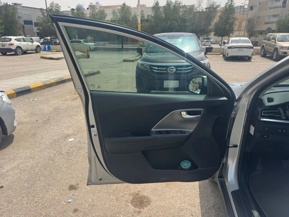 Car image 10