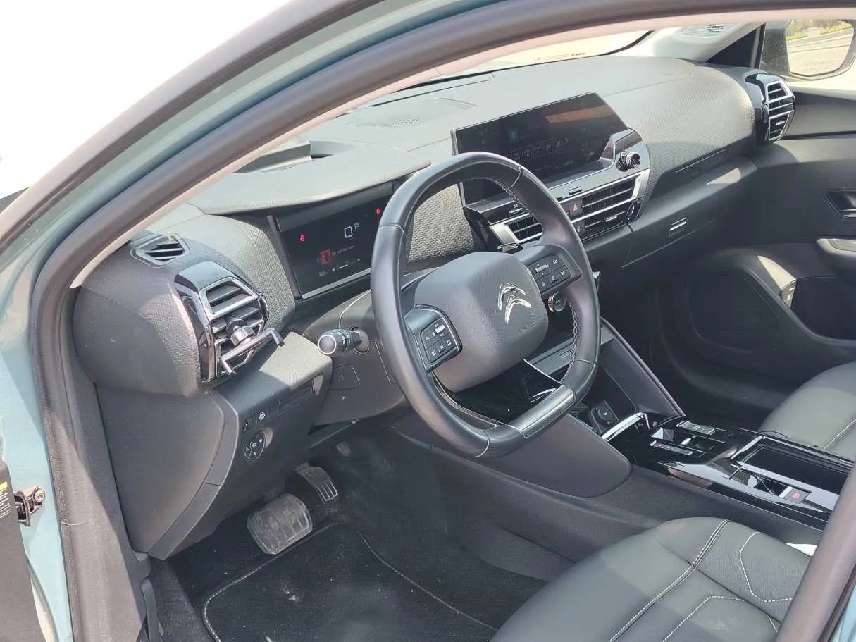 Car image 12