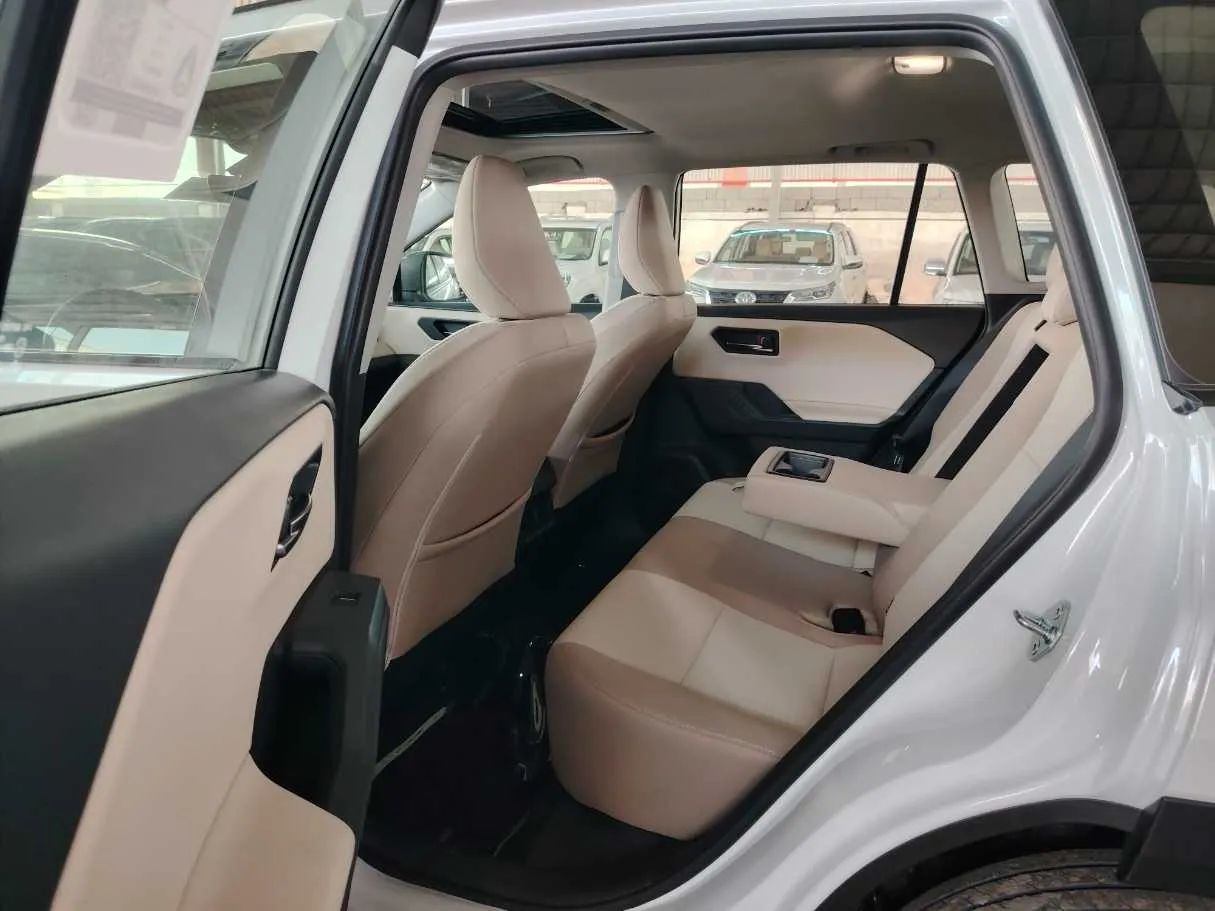 Car image 19
