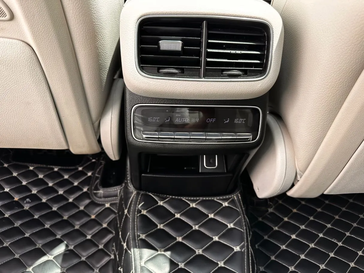 Car image 26