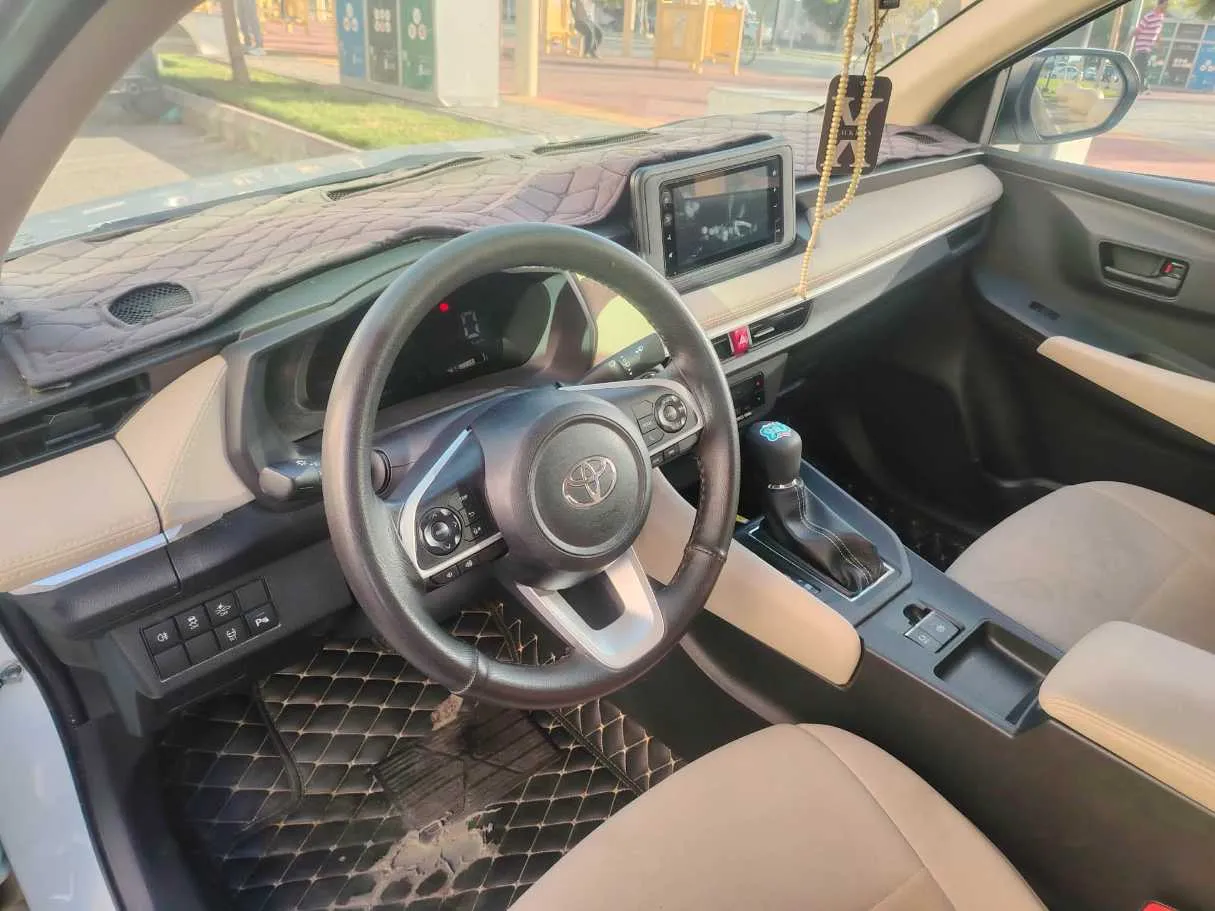 Car image 14