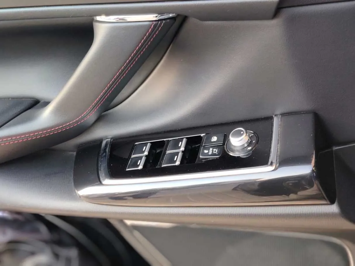 Car image 30