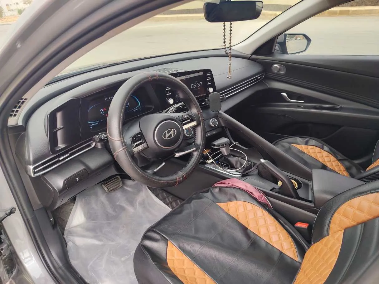 Car image 12