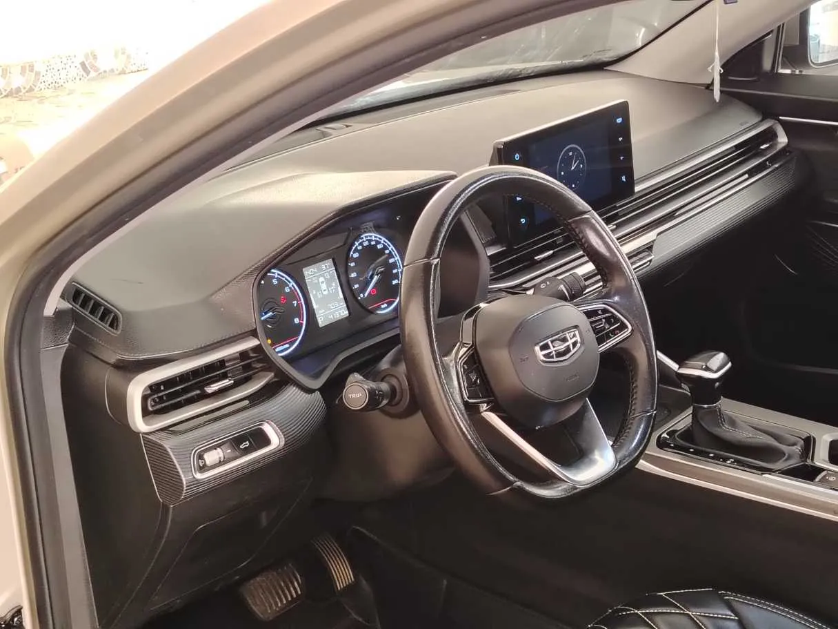 Car image 12