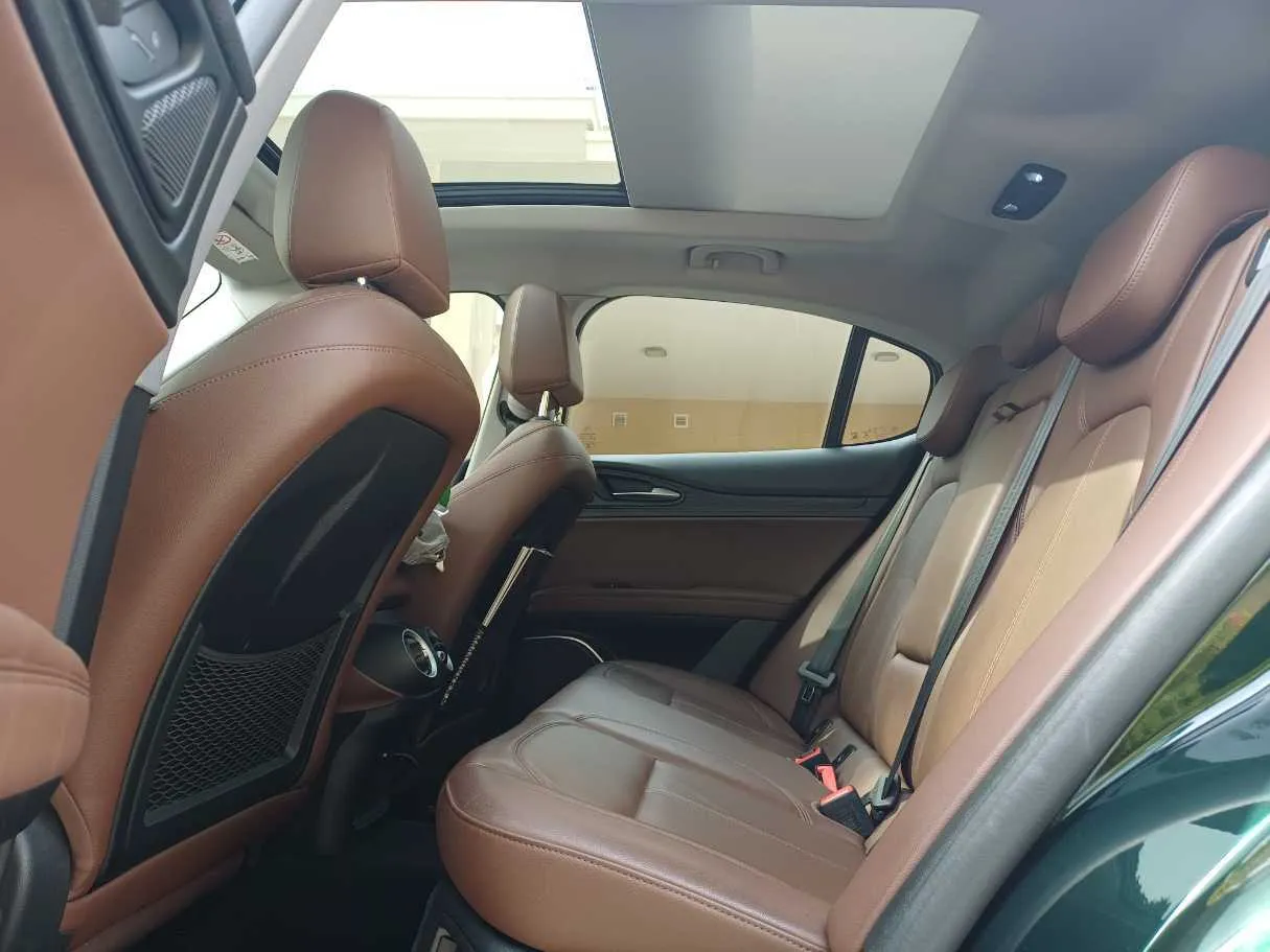 Car image 12