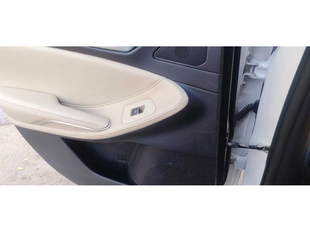 Car image 27