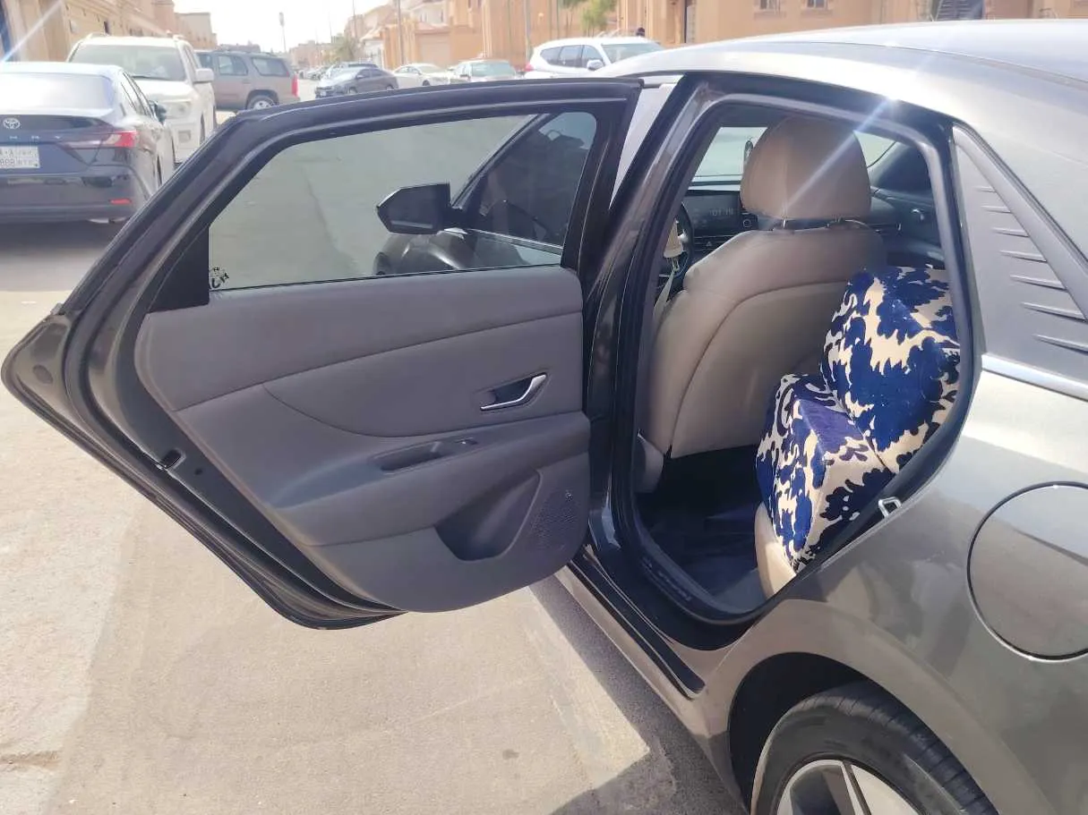 Car image 14