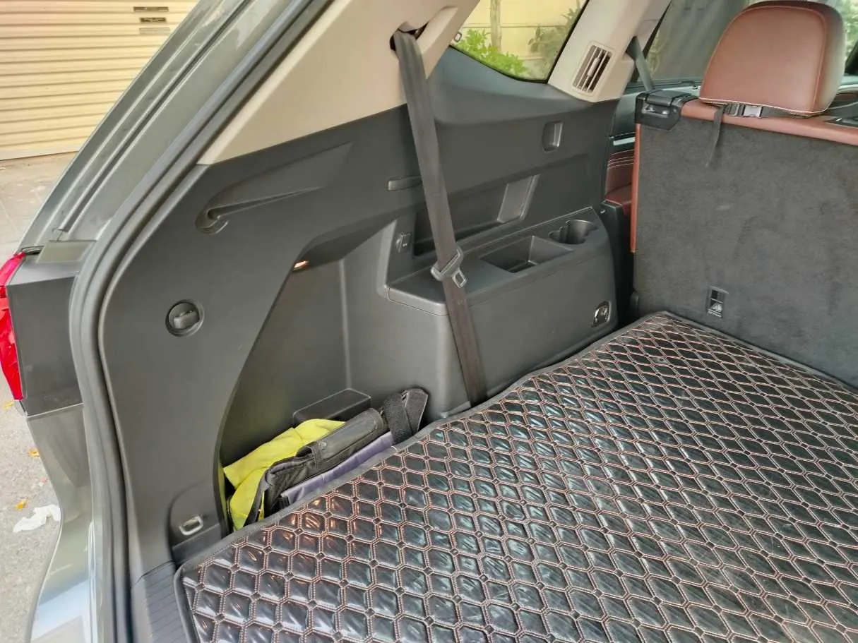 Car image 30