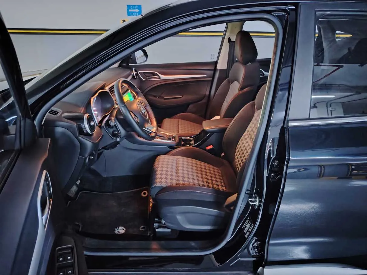 Car image 12