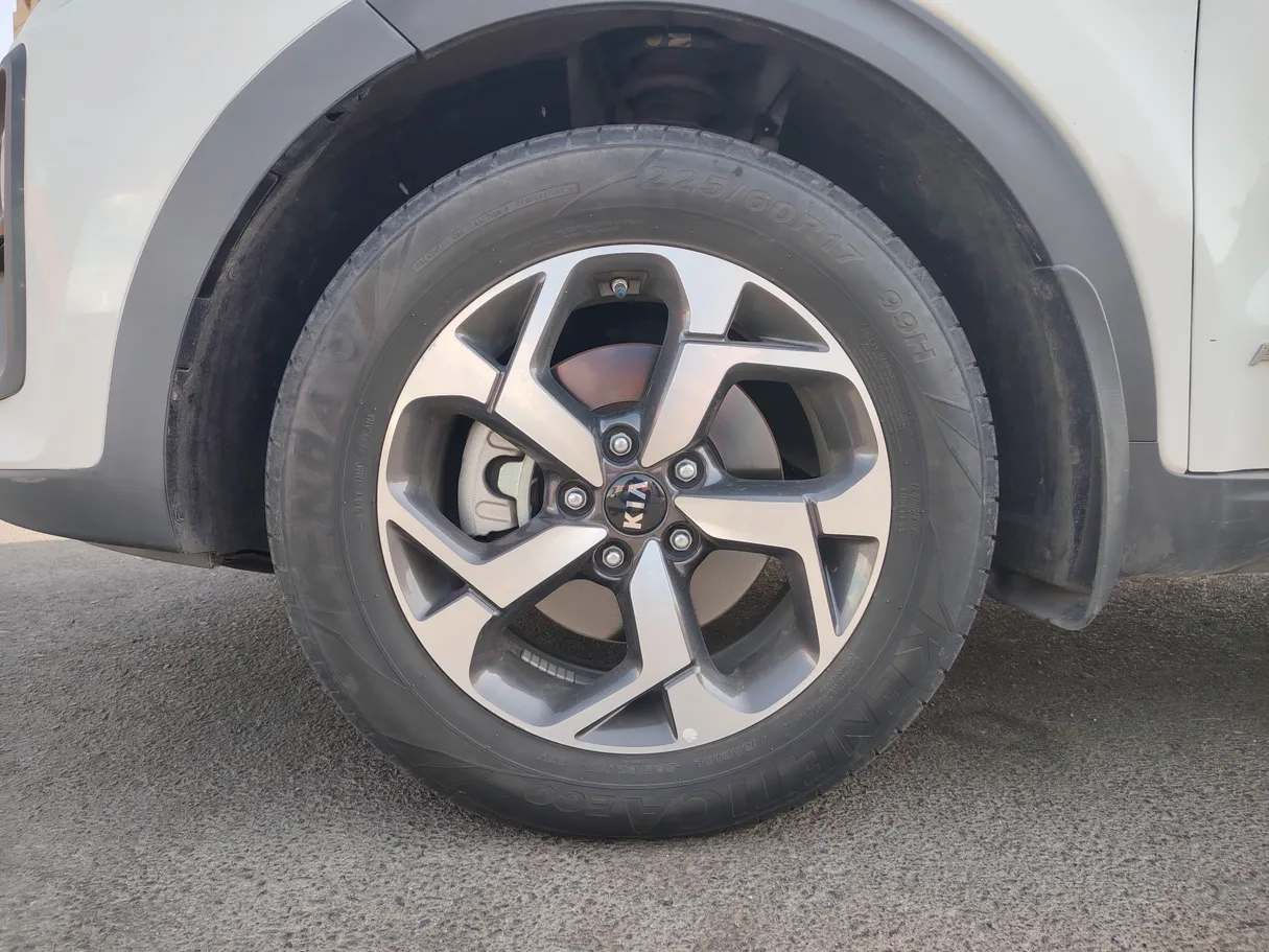 Car image 9