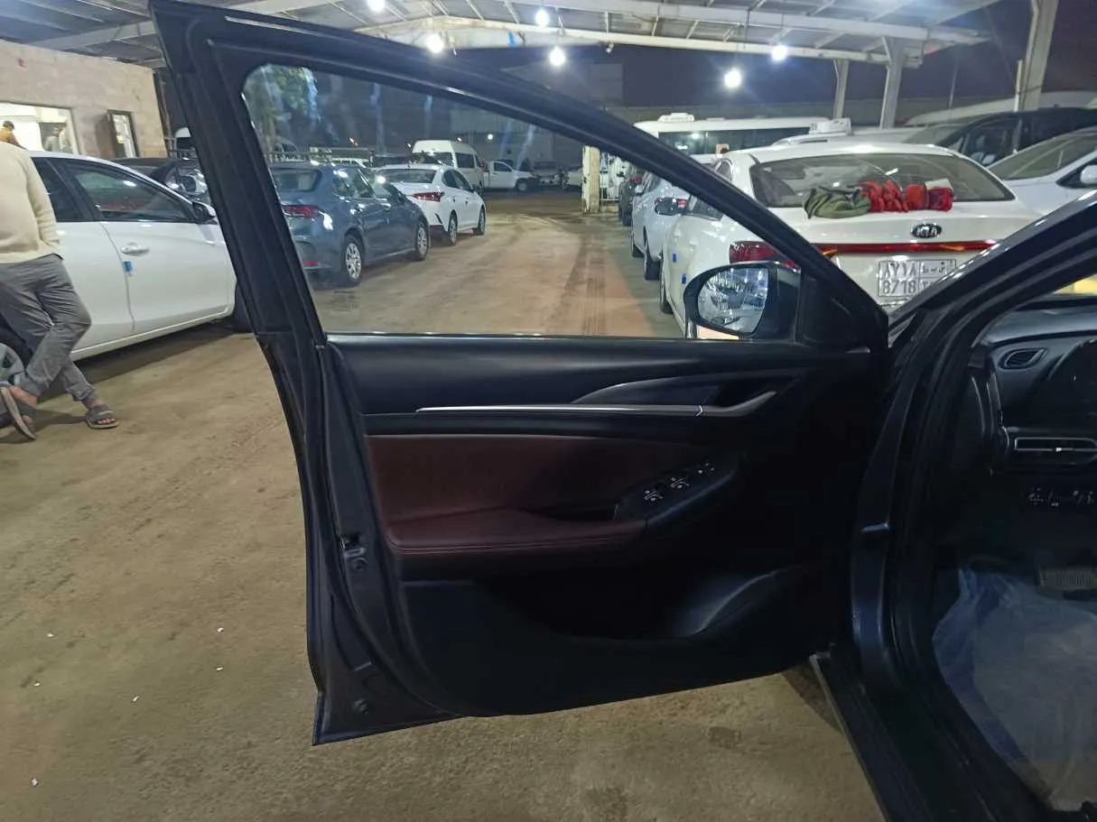 Car image 10