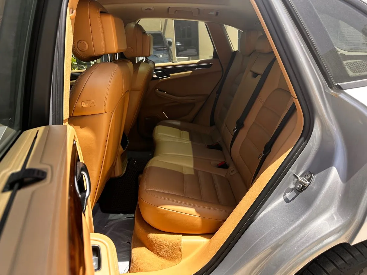 Car image 14