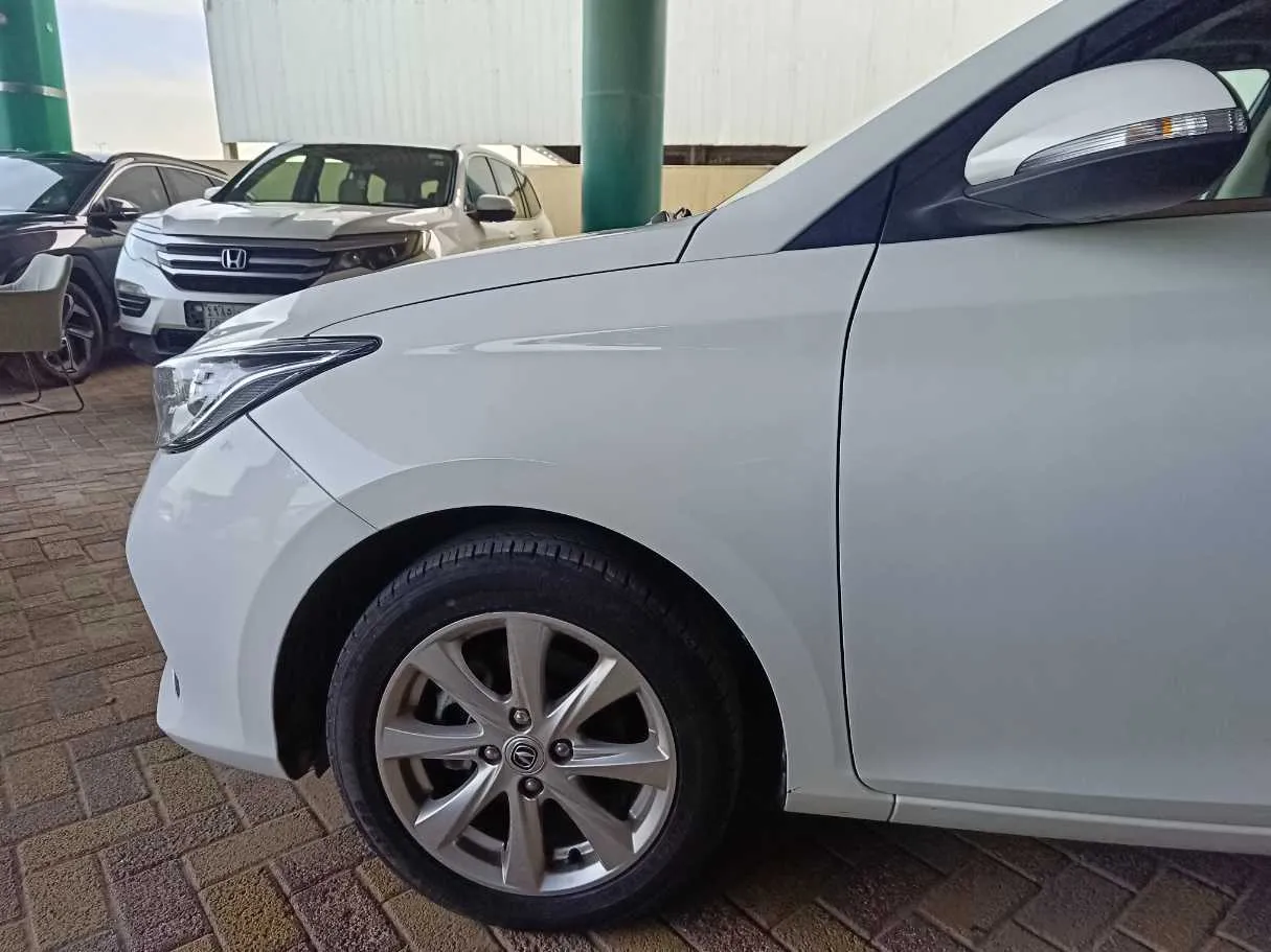 Car image 9