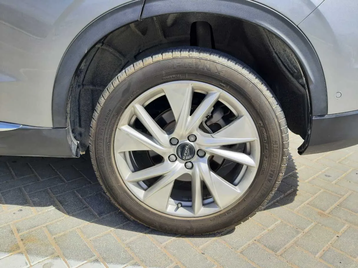 Car image 9