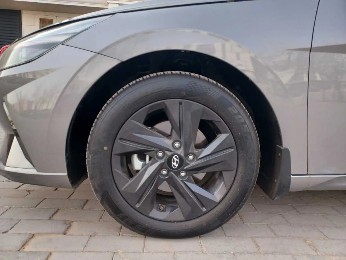 Car image 10