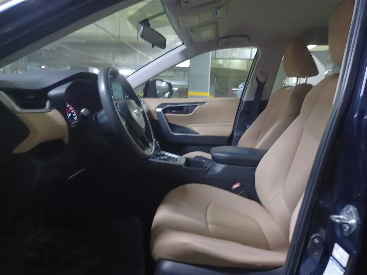 Car image 11