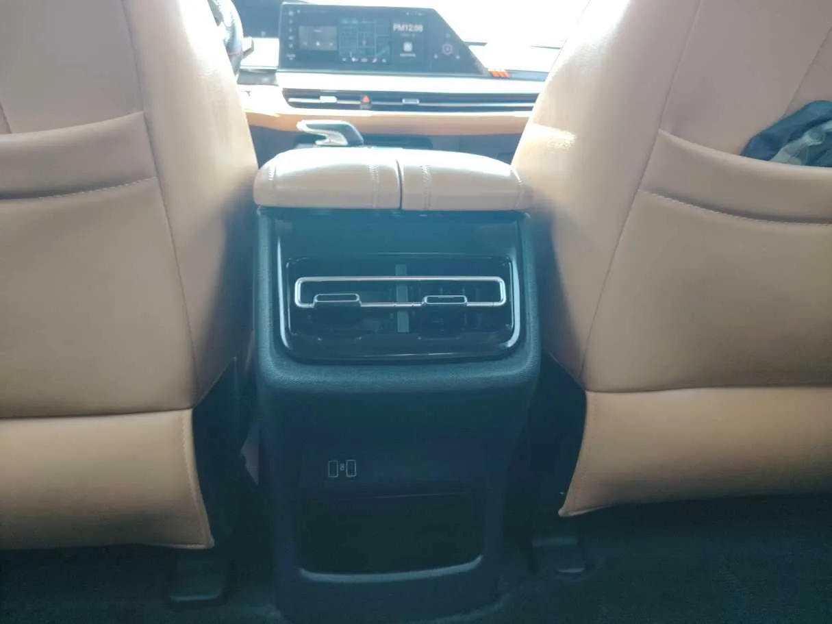 Car image 28