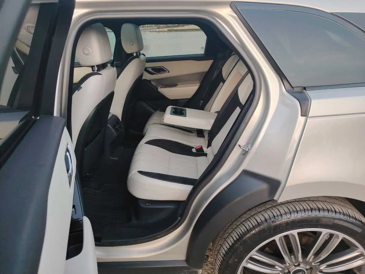 Car image 16