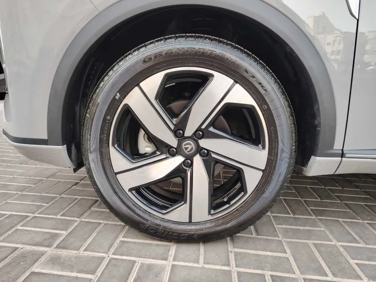 Car image 9